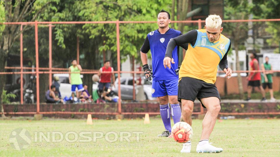 Achmad Kurniawan dan Cristian Gonzales Copyright: &copy; Ian Setiawan/INDOSPORT